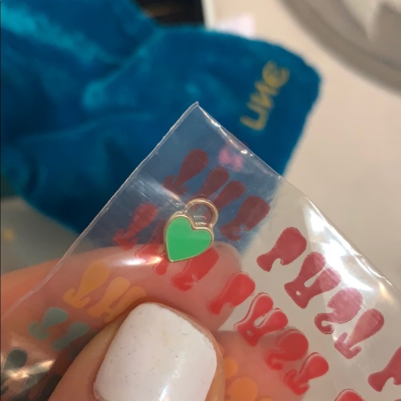 Green enamel heart charm - Picture 4 of 6